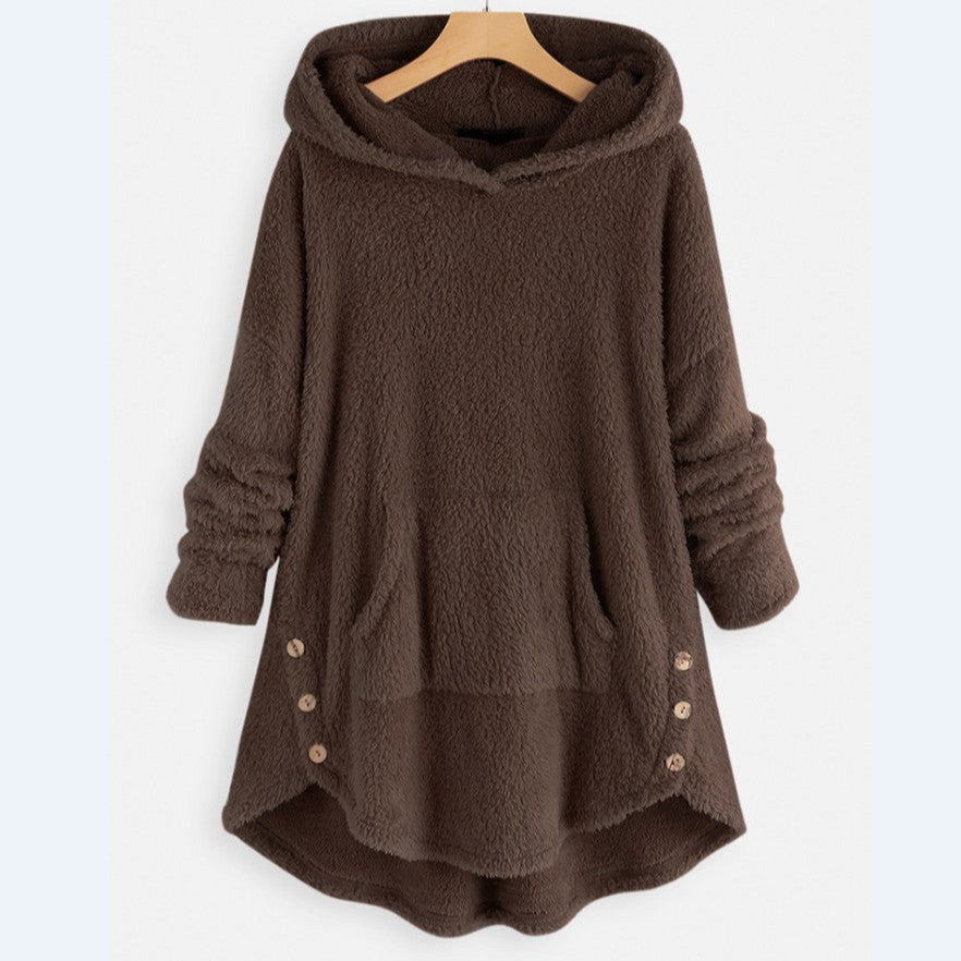 Felpa con cappuccio marrone in pile, design oversize, tasche frontali, bottoni laterali decorativi. Abbigliamento casual autunnale caldo e comodo.