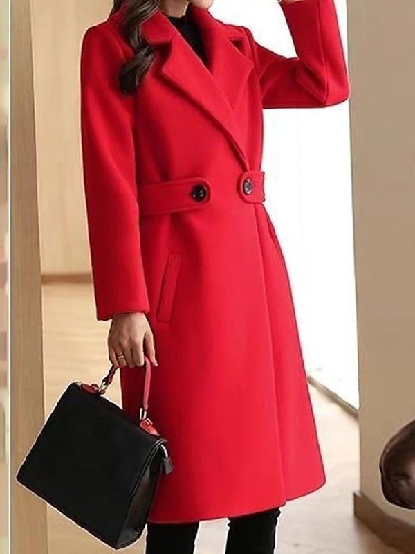 Cappotto rosso elegante con cintura e bottoni, abbinato a borsa nera. Moda autunnale donna, abbigliamento chic e sofisticato.