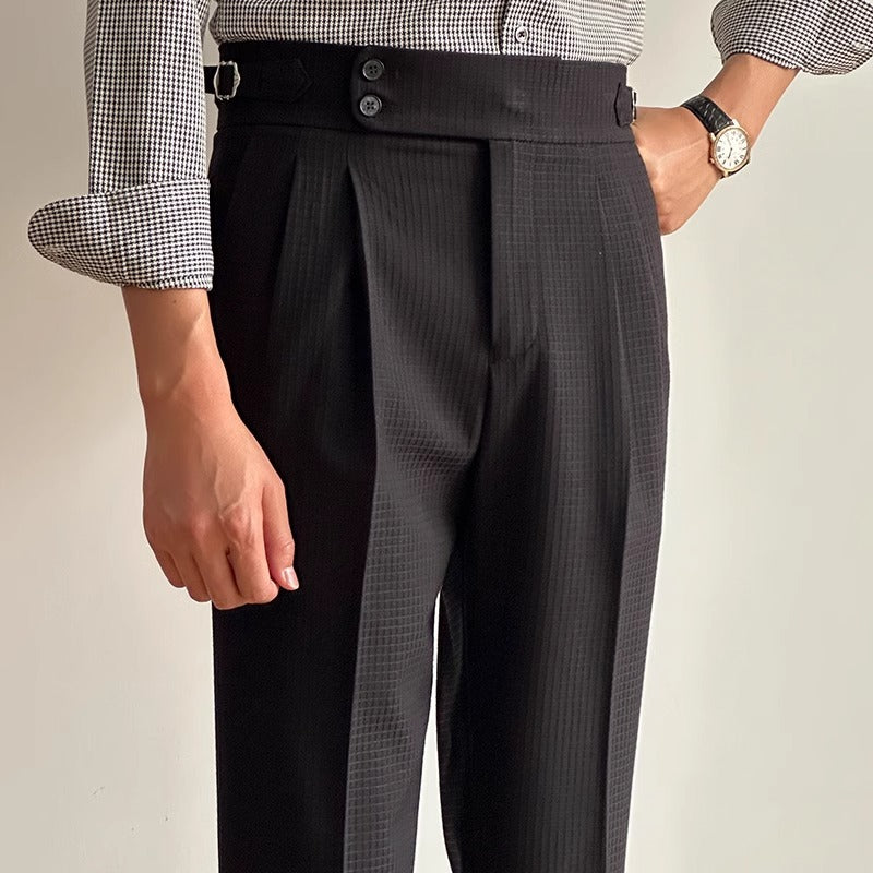 Pantaloni eleganti neri a vita alta con pinces, indossati con camicia a quadri e orologio da polso. Moda uomo, abbigliamento formale.