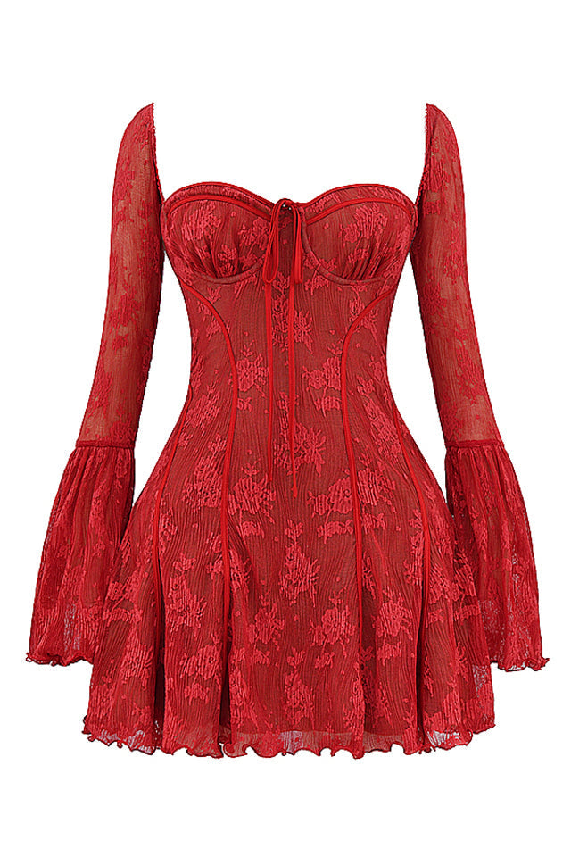 Vestito rosso in pizzo trasparente con maniche lunghe svasate, scollo a cuore e dettagli floreali. Abito elegante e seducente per serate speciali.