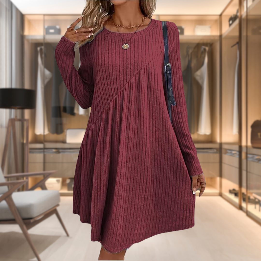 Donna con abito maglione bordeaux a coste, maniche lunghe, in una cabina armadio moderna. Moda autunnale, stile casual chic, tendenze 2023.