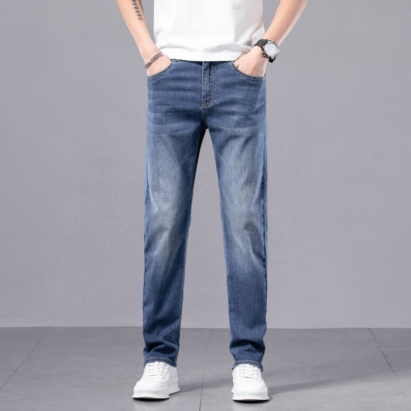 Jeans uomo blu casual, vestibilità regolare, indossati con t-shirt bianca e scarpe da ginnastica bianche, moda maschile moderna.