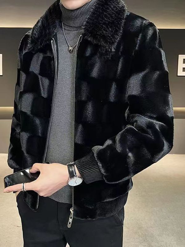 Giacca in pelliccia sintetica nera da uomo, indossata su dolcevita grigio. Look elegante e moderno, ideale per moda invernale maschile.