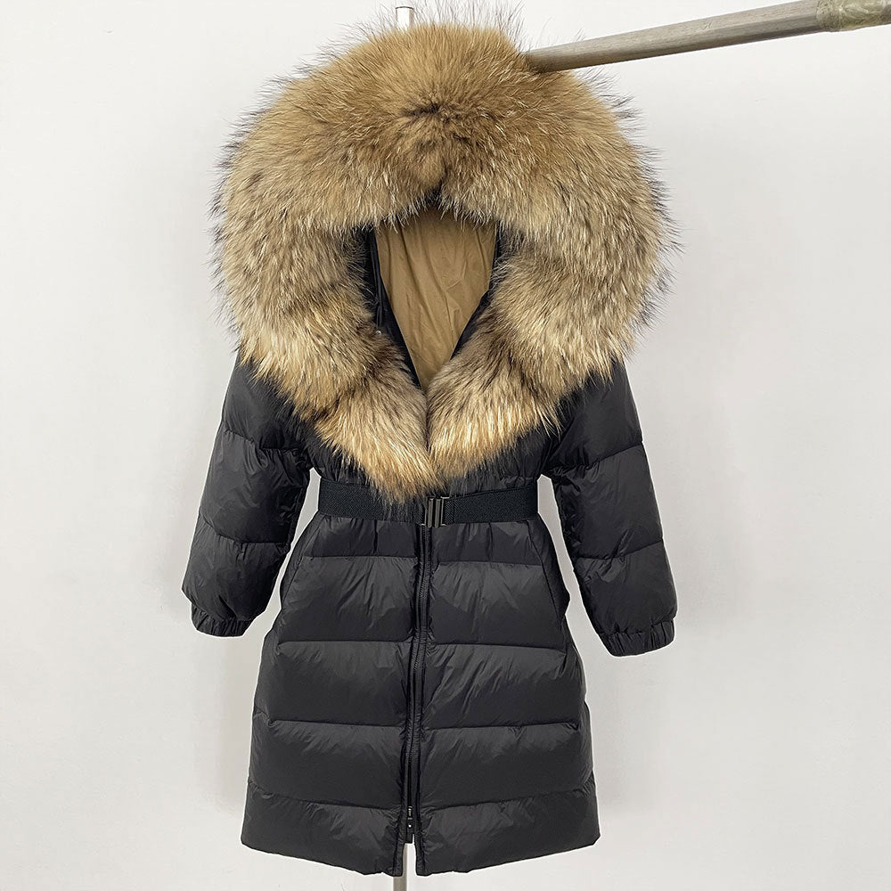 Cappotto invernale nero con cappuccio in pelliccia sintetica marrone, imbottitura trapuntata, cintura in vita, moda donna, abbigliamento caldo.