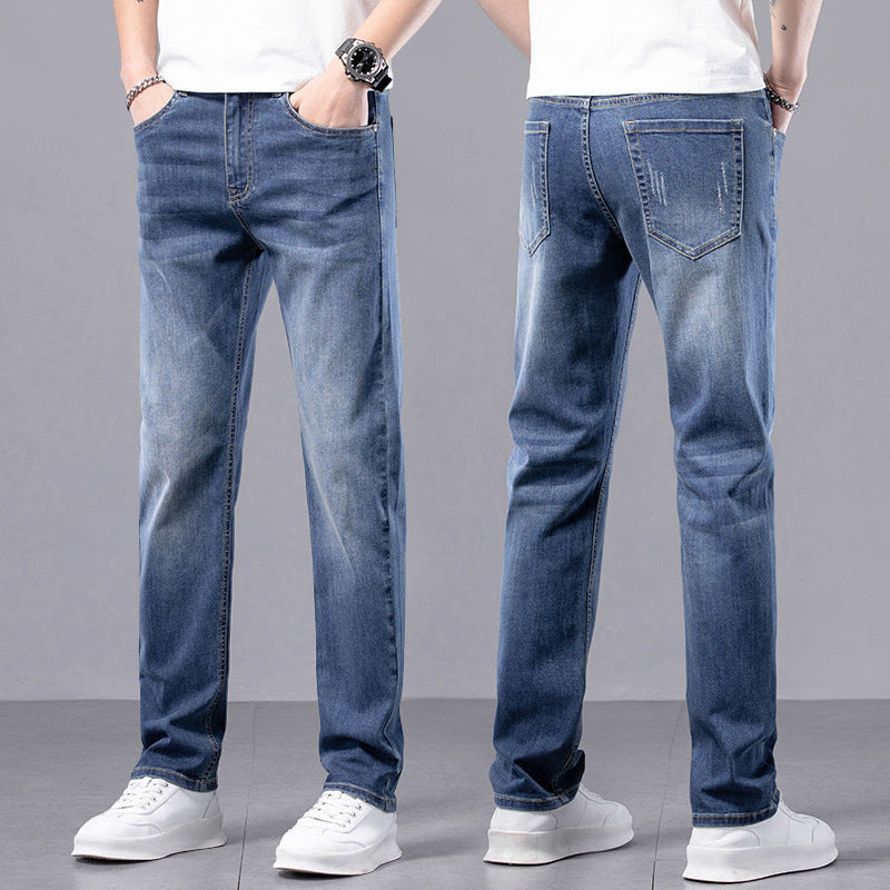 Jeans uomo blu, vestibilità slim, con tasche anteriori e posteriori, indossati con scarpe bianche. Moda casual maschile, abbigliamento denim.