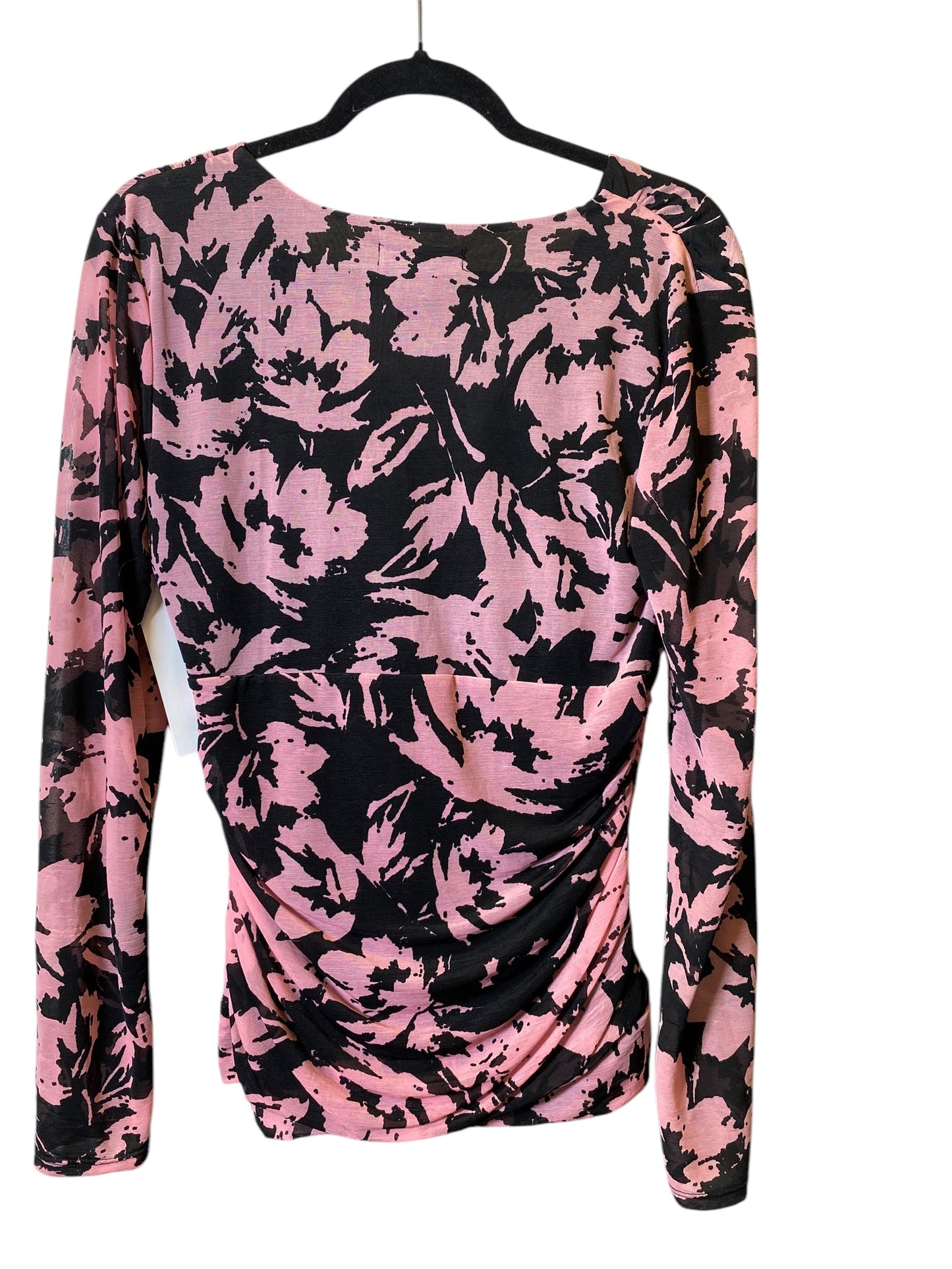 Maglia a maniche lunghe rosa e nera con stampa floreale astratta, appesa su gruccia. Design moderno, ideale per moda autunnale.