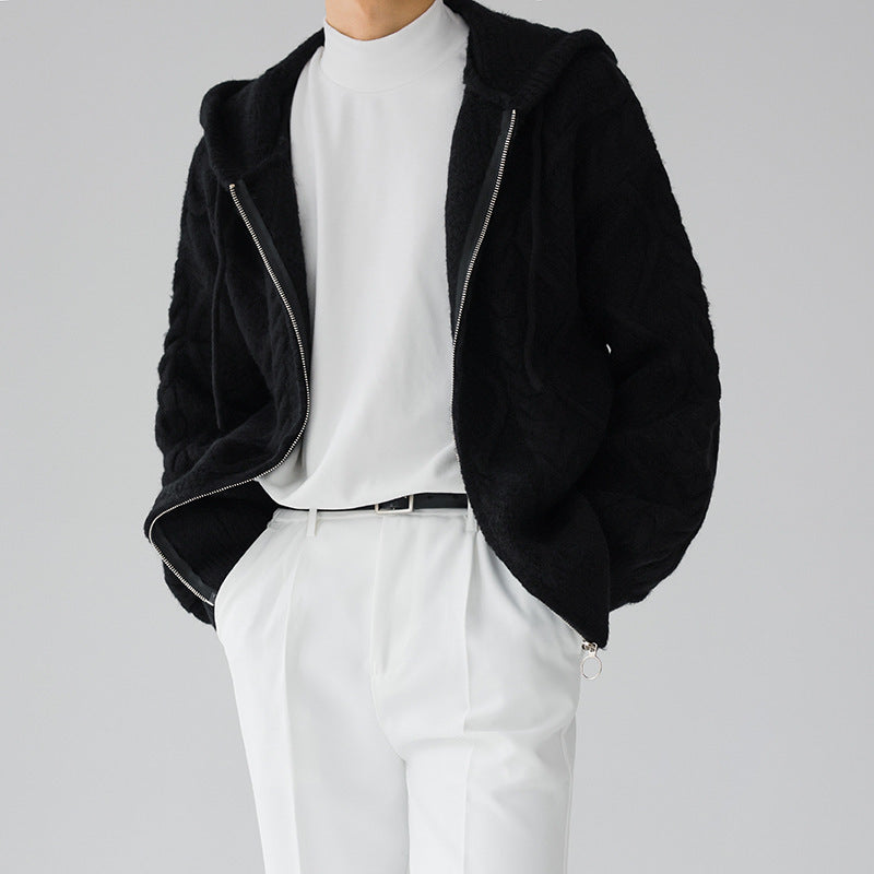 Giacca nera invernale con zip su uomo in abbigliamento elegante, maglia bianca e pantaloni bianchi. Moda maschile, stile casual chic.
