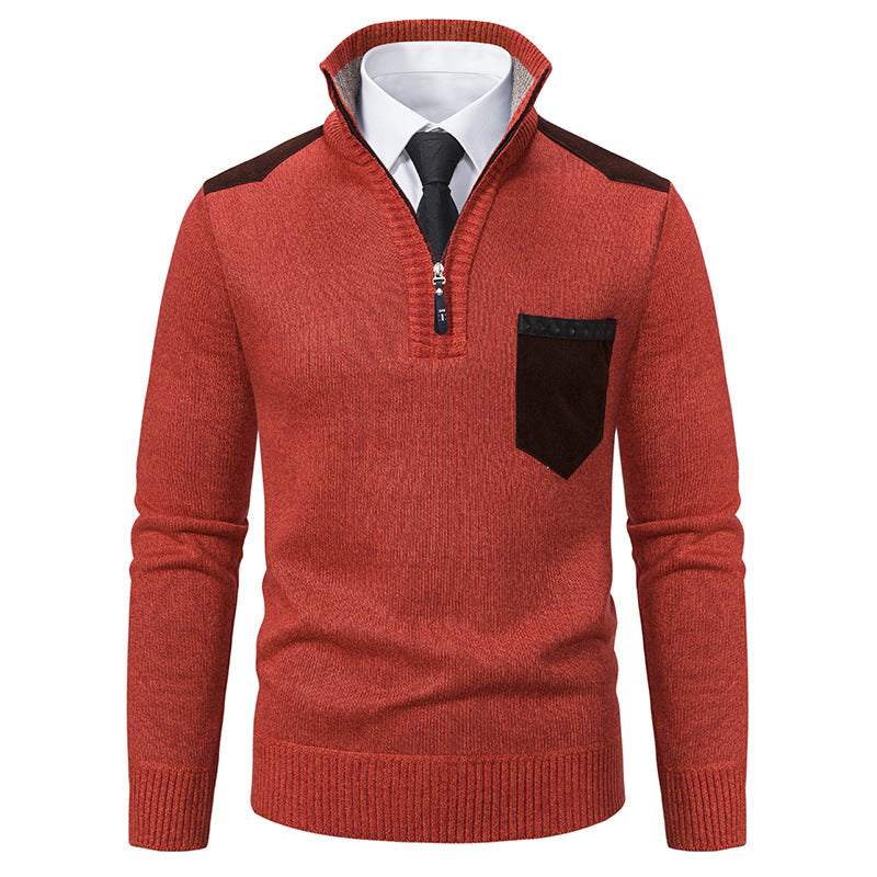 Maglione uomo rosso con zip, tasca nera, dettagli a contrasto, indossato sopra camicia bianca e cravatta nera. Moda autunno inverno elegante.