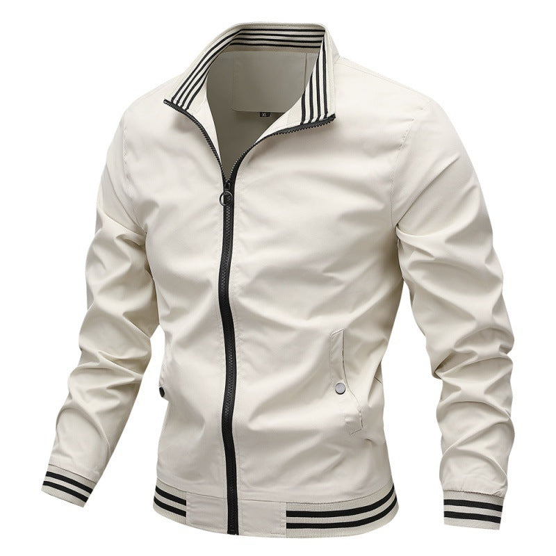 Giacca bomber bianca da uomo con zip, colletto e polsini a righe nere. Moda casual, stile sportivo, tessuto leggero.