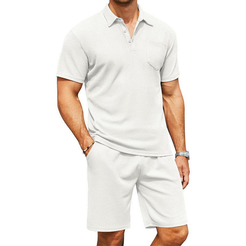 Uomo in completo estivo bianco, polo e pantaloncini coordinati, moda casual maschile, abbigliamento estivo elegante, stile minimalista.