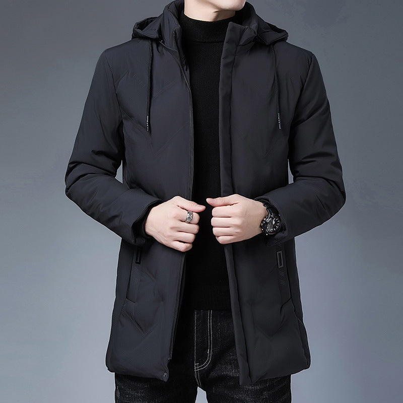 Giacca invernale uomo nera con cappuccio, chiusura zip, indossata su maglione nero. Moda maschile elegante, abbigliamento caldo e casual.