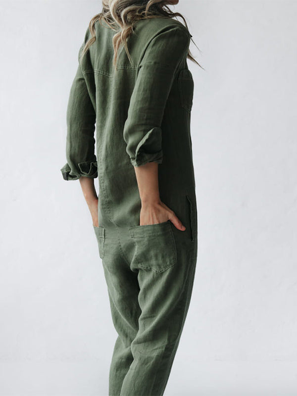 Donna di spalle con tuta verde militare, maniche arrotolate, mano in tasca. Stile casual, moda femminile, abbigliamento trendy.