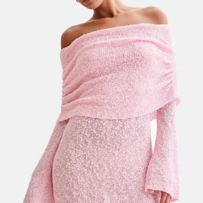 Abito rosa in maglia morbida, spalle scoperte, maniche lunghe, stile elegante e moderno. Perfetto per moda femminile autunnale.
