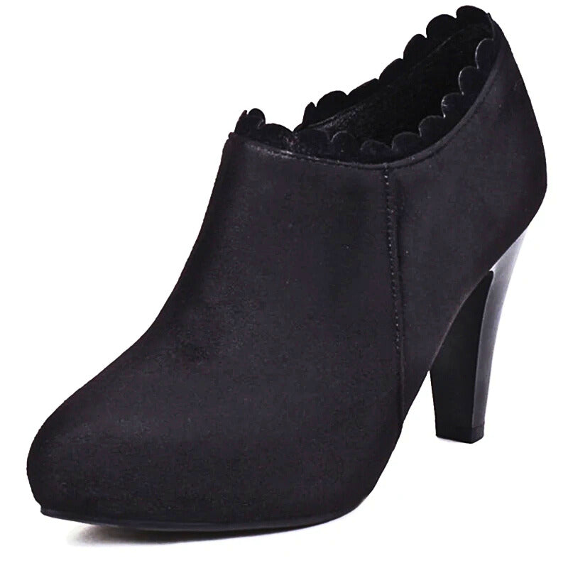 Damesko med blokhæl, sidelås og blomsterdetaljer