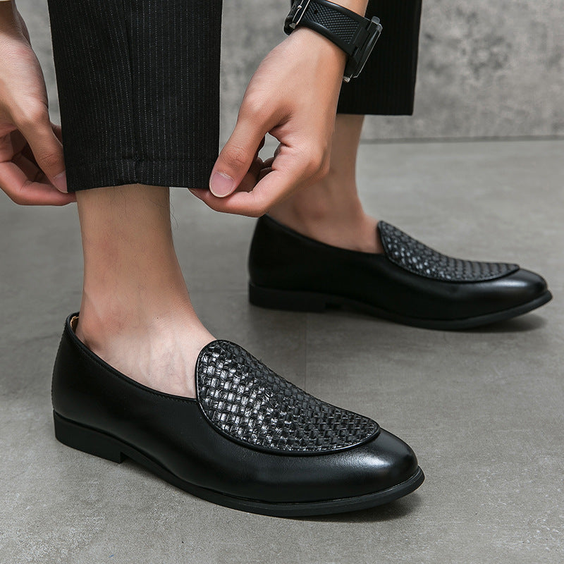 Scarpe eleganti nere da uomo in pelle intrecciata, indossate con pantaloni scuri. Design moderno e sofisticato, ideali per occasioni formali.