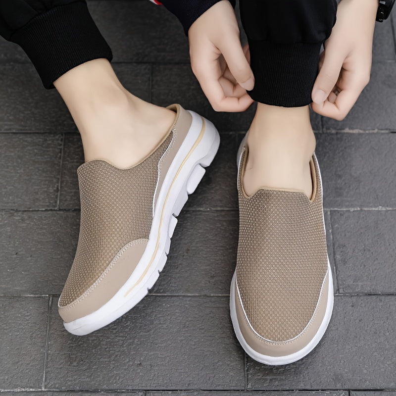 Scarpe slip-on beige da uomo su pavimento grigio, design casual e traspirante, suola bianca antiscivolo, moda comoda per passeggiate urbane.