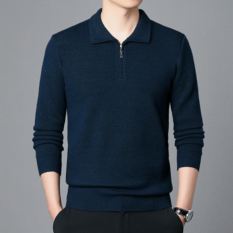 Maglione uomo blu scuro con zip, maniche lunghe, indossato su sfondo grigio. Moda maschile elegante, abbigliamento casual autunnale.