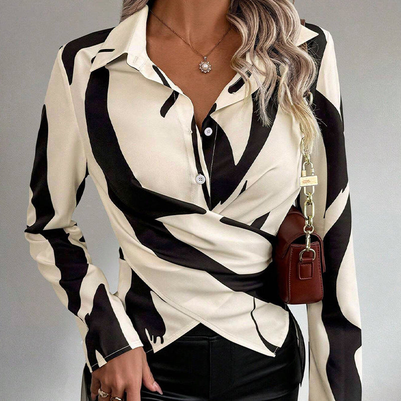 Camicia donna bianca e nera a fantasia astratta, abbinata a borsa marrone e pantaloni neri. Moda elegante, stile moderno, abbigliamento femminile.