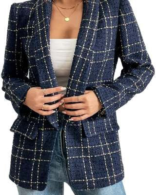 Giacca a quadri blu scuro da donna, tessuto strutturato, indossata sopra top bianco e jeans. Elegante abbigliamento autunnale casual.