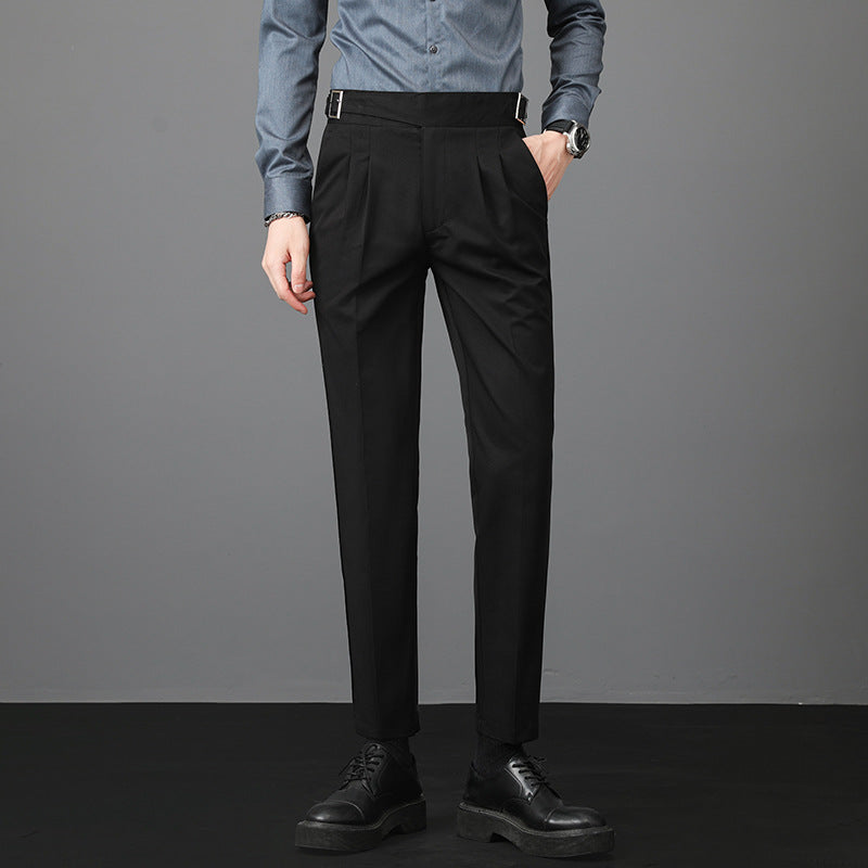 Pantaloni eleganti neri da uomo, abbinati a camicia blu e scarpe nere. Moda maschile, abbigliamento formale, stile moderno.