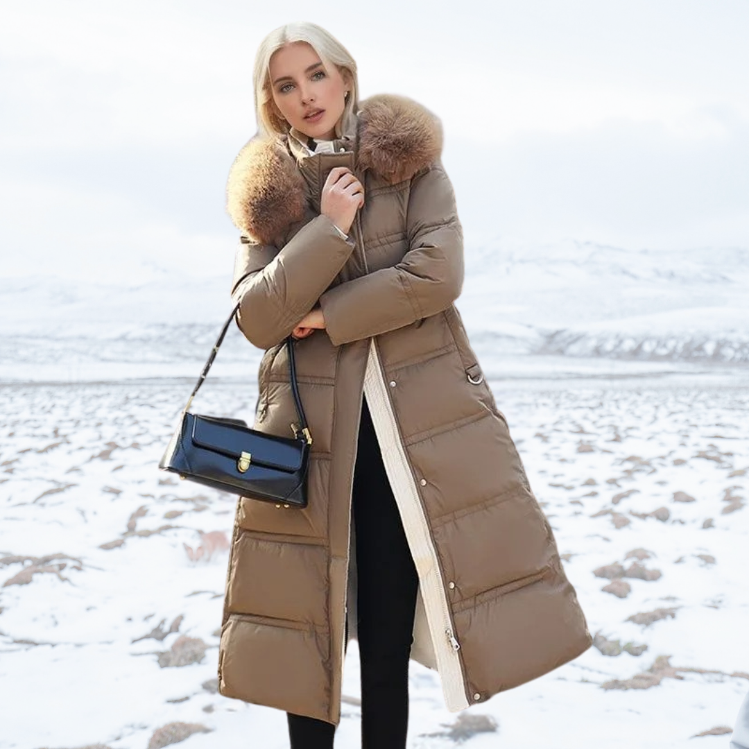 Donna in cappotto invernale marrone con cappuccio in pelliccia, borsa nera, paesaggio innevato. Moda invernale, abbigliamento caldo, stile elegante.