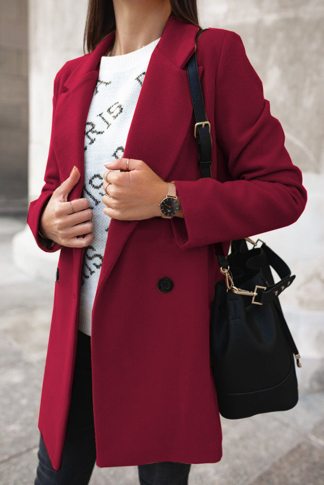 Donna con cappotto rosso elegante, maglione bianco, orologio da polso e borsa nera. Moda autunnale, stile urbano, abbigliamento casual chic.