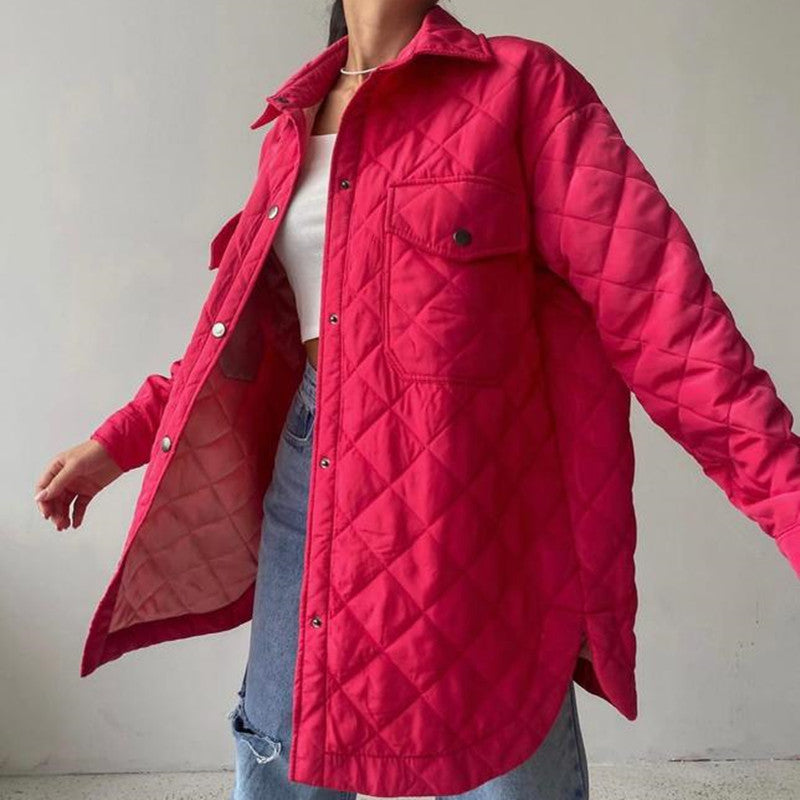 Giacca trapuntata rosa acceso, stile oversize, indossata con top bianco e jeans strappati. Moda casual donna, tendenze autunno 2023.