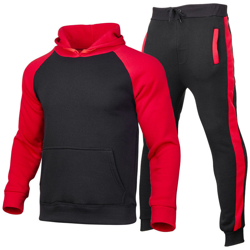 Tuta sportiva uomo nera e rossa, felpa con cappuccio e pantaloni con tasche, design moderno, abbigliamento casual, moda fitness.