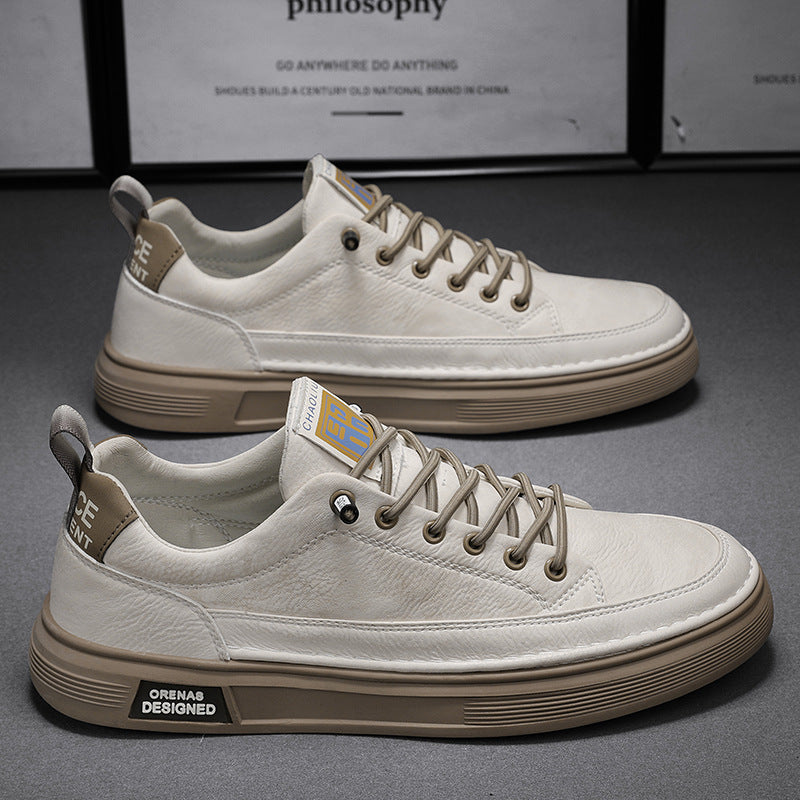 Scarpe da ginnastica bianche in pelle con suola beige, design moderno, lacci marroni, dettagli di marca, sfondo grigio. Scarpe casual eleganti uomo.