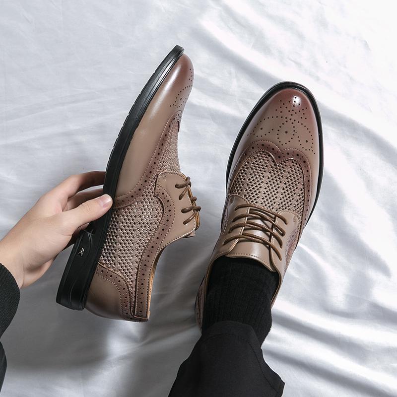 Scarpe eleganti da uomo in pelle marrone con dettagli traforati, suola nera e lacci, indossate su sfondo bianco. Scarpe formali moda uomo.