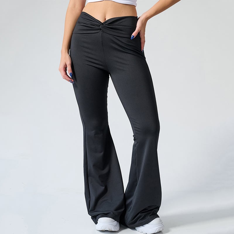 Pantaloni a zampa neri da donna, vita alta con dettaglio arricciato, abbinati a top bianco. Stile casual, moda femminile, abbigliamento comodo.