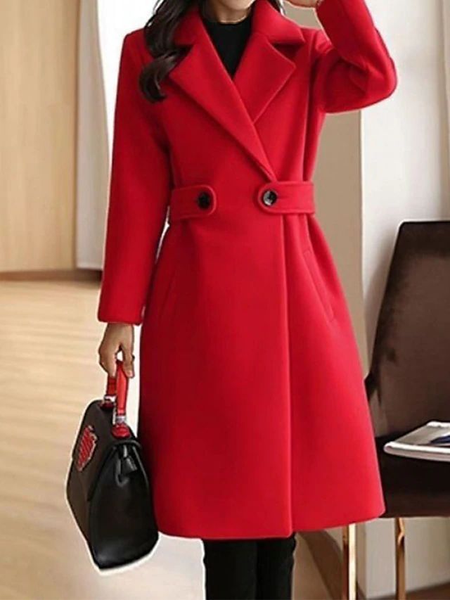 Cappotto rosso elegante da donna con cintura e bottoni, abbinato a borsa nera. Moda invernale, abbigliamento femminile chic e sofisticato.