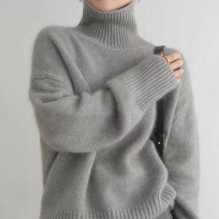 Maglione grigio a collo alto in lana morbida, stile casual e confortevole, ideale per l'inverno. Design elegante e caldo per moda autunnale.