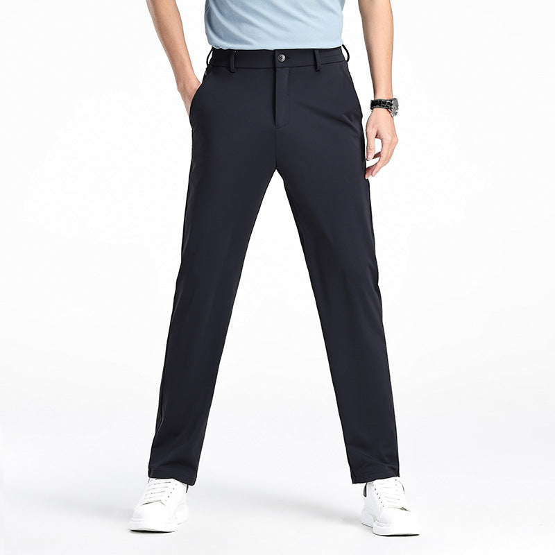 Pantaloni uomo eleganti blu scuro, vestibilità slim, tasche laterali, abbinati a maglietta azzurra e scarpe bianche. Moda maschile casual.