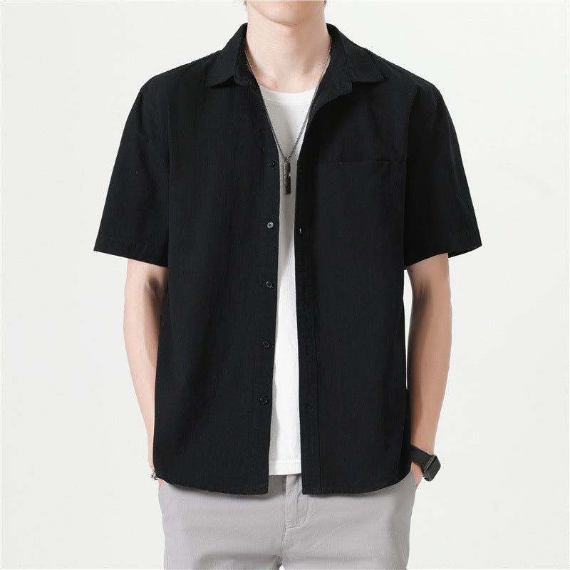 Camicia nera a maniche corte da uomo su t-shirt bianca, stile casual, moda estiva, abbigliamento maschile moderno, sfondo bianco.
