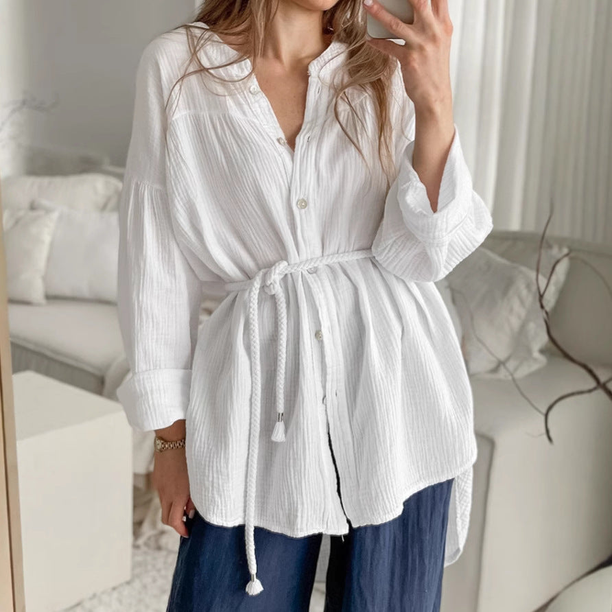 Hvid damebluse med lange ærmer, kinesisk krave og talje med bælte