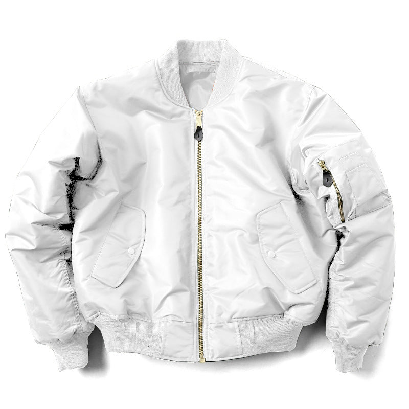 Giacca bomber bianca unisex, tessuto lucido, zip dorata, tasche laterali, polsini e colletto a coste. Moda streetwear, stile casual.