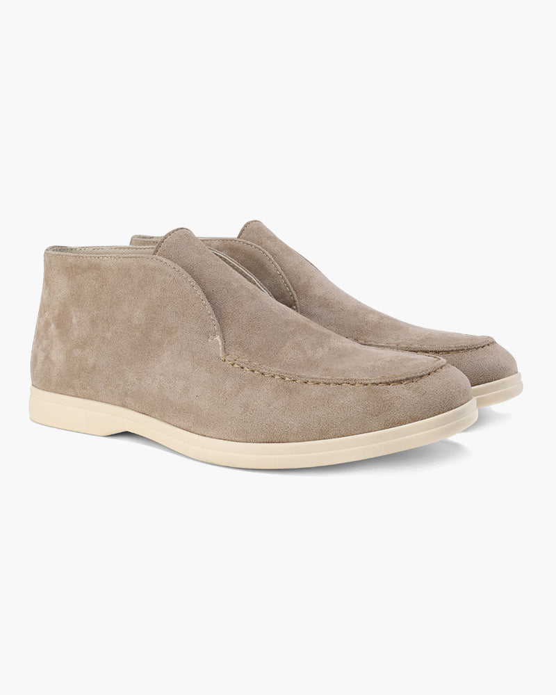 Scarpe chukka uomo in camoscio beige, suola in gomma chiara, design elegante e casual, ideali per moda autunnale e look versatili.