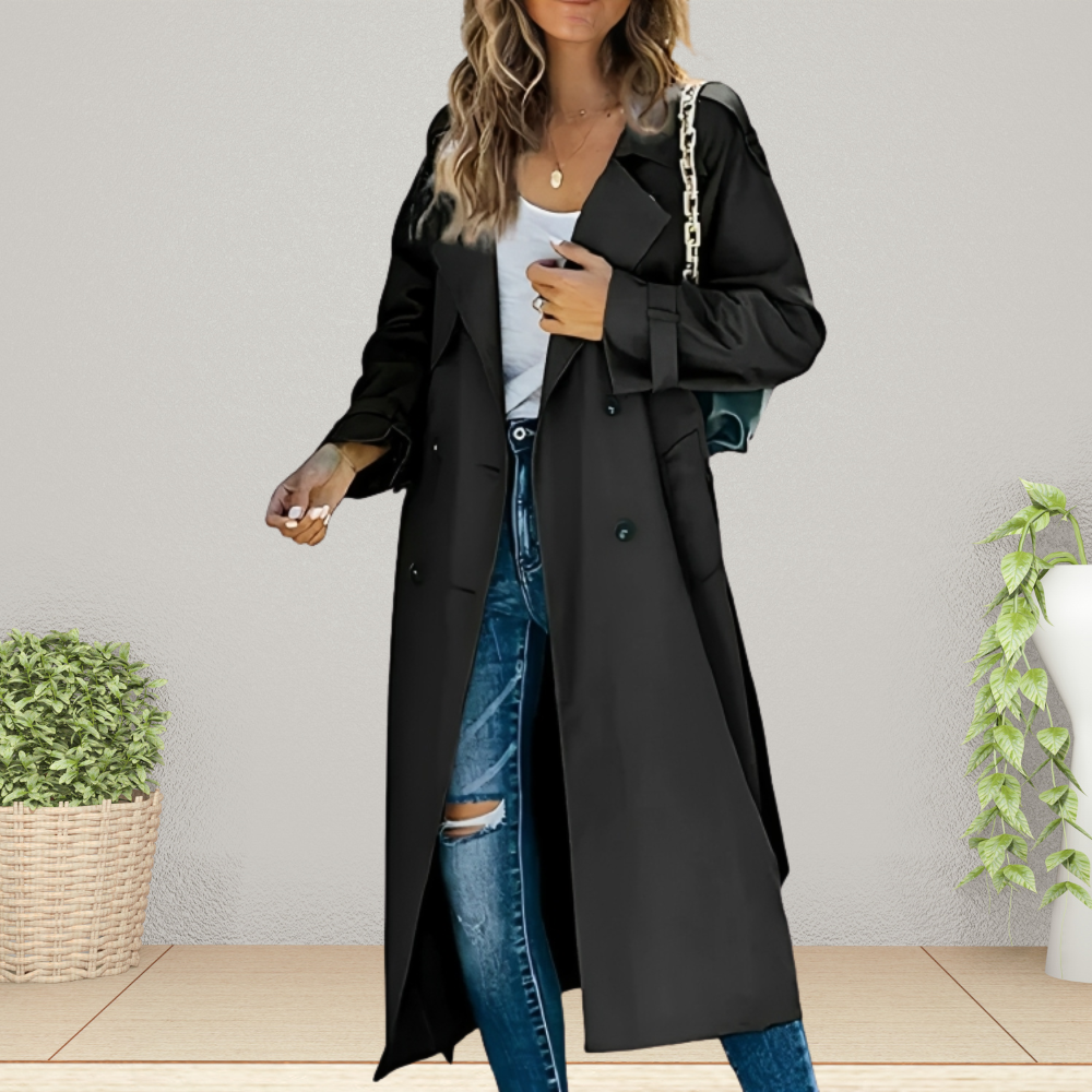 Donna con cappotto nero lungo, jeans strappati e borsa a tracolla. Moda autunnale elegante, outfit casual chic. Sfondo interno con piante decorative.