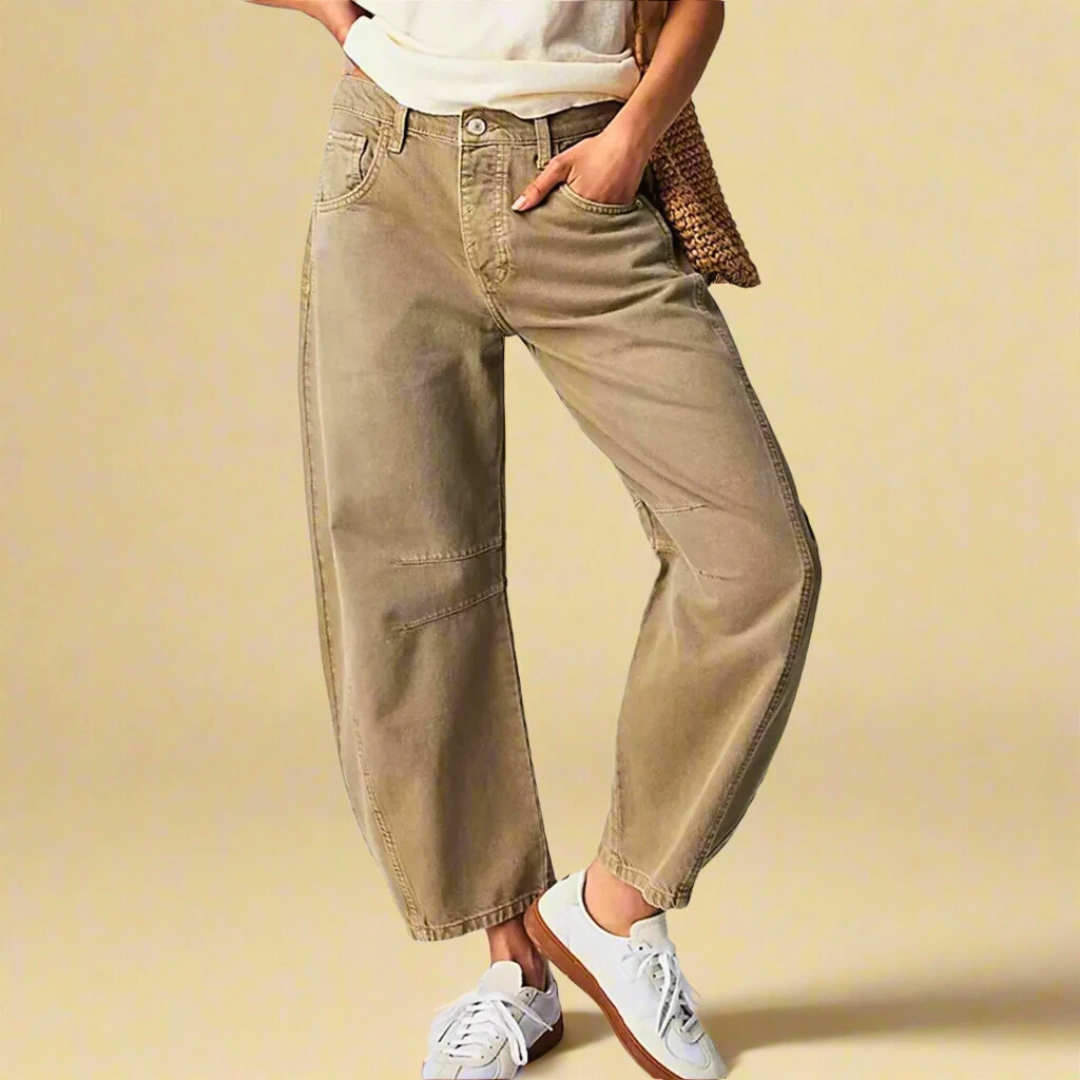 Jeans beige da donna, stile casual, con tasche, abbinati a scarpe bianche e maglia chiara. Moda femminile, abbigliamento comodo, tendenze 2023.