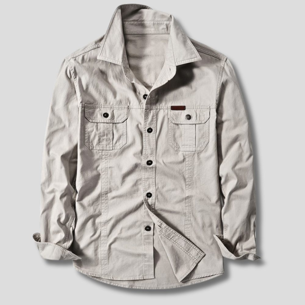 Camicia casual beige da uomo, maniche lunghe, bottoni neri, tasche frontali, stile moderno. Ideale per moda maschile, abbigliamento casual.