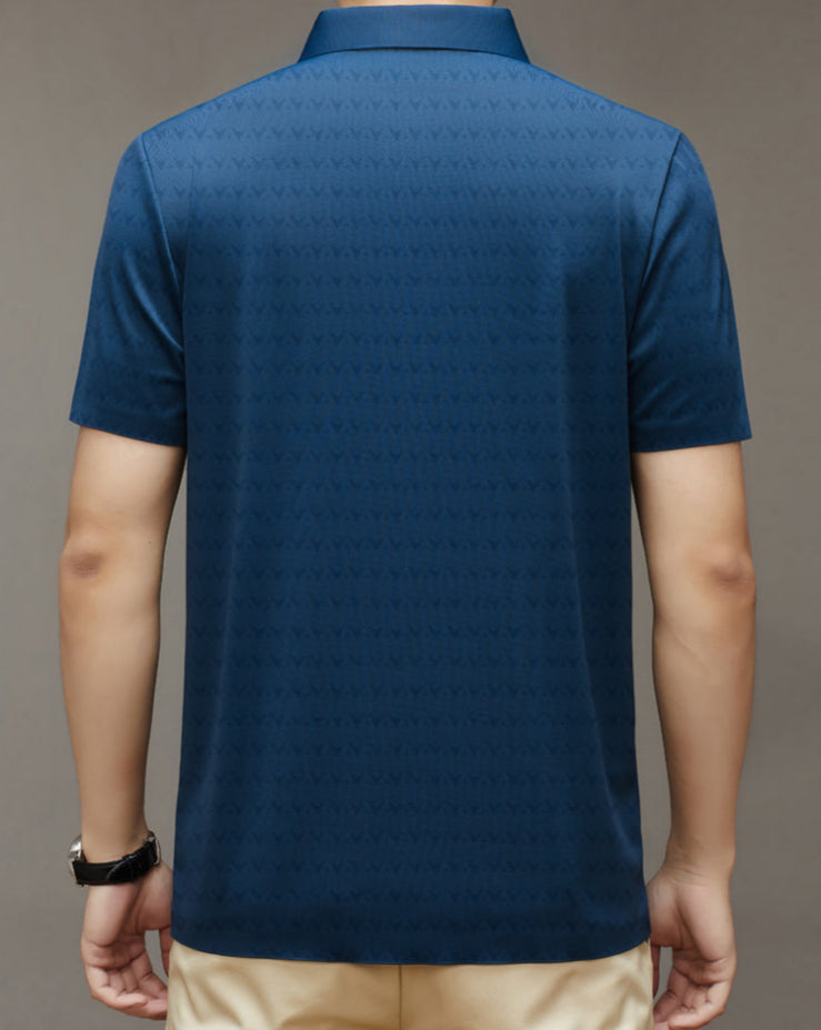Uomo con polo blu scuro, motivo geometrico, vista posteriore. Moda casual maschile, abbigliamento estivo, tendenza 2023.