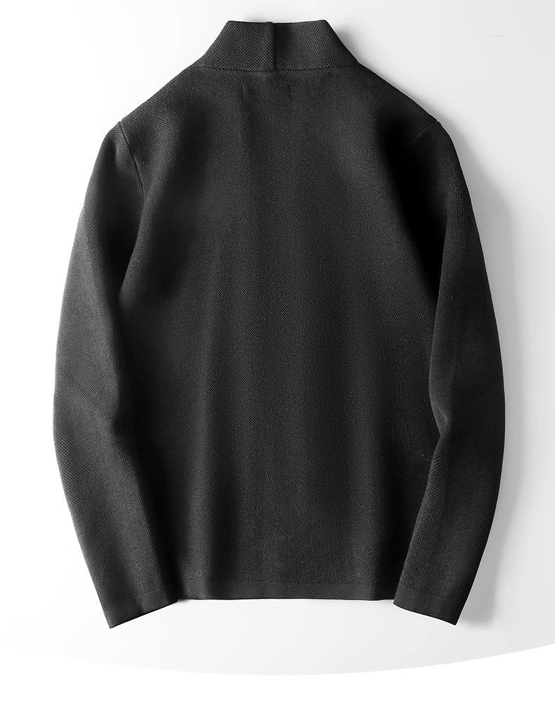 Maglione nero in lana, design minimalista, maniche lunghe, collo alto, moda uomo, abbigliamento invernale elegante e caldo.
