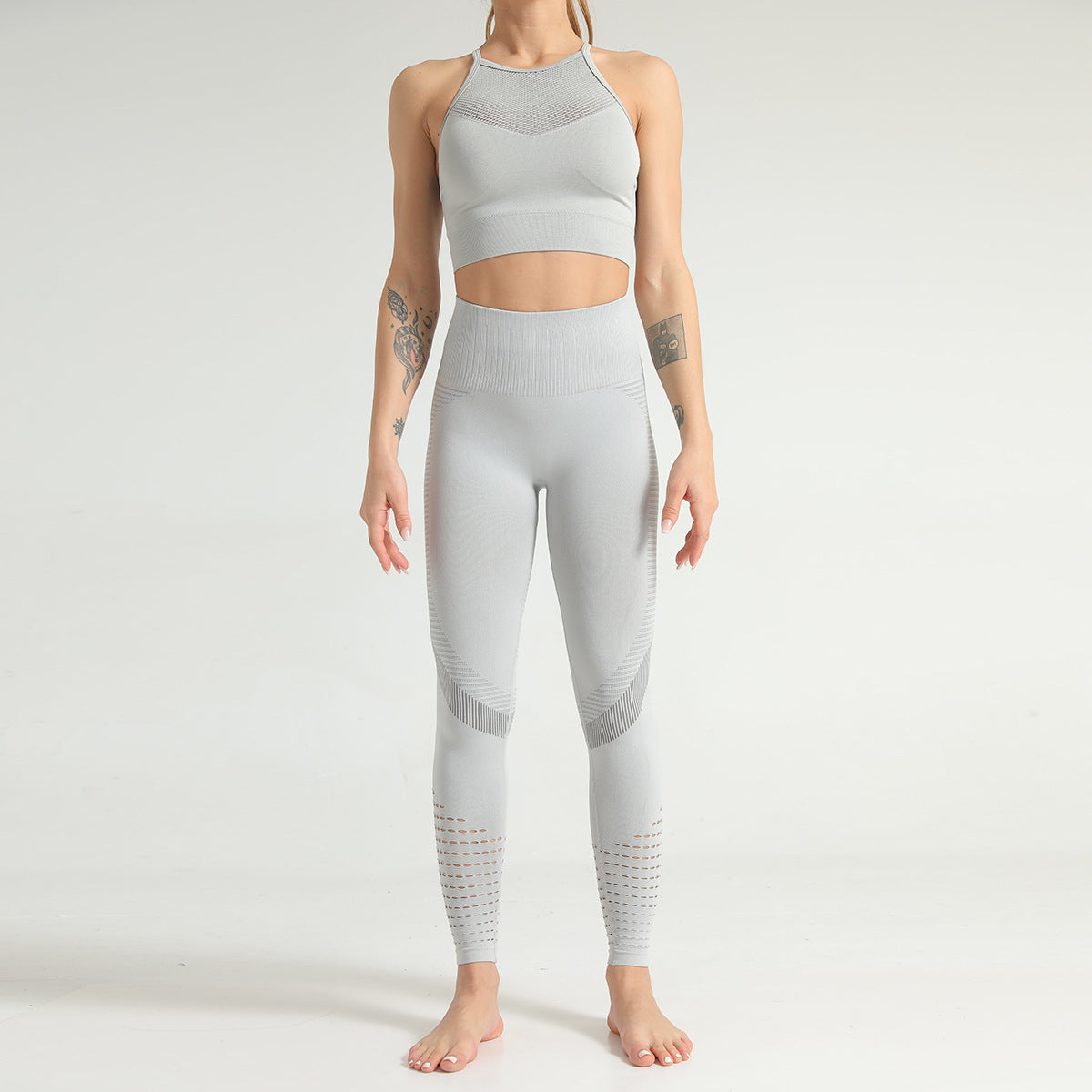 Completo sportivo donna grigio chiaro, top e leggings a vita alta, design senza cuciture, ideale per yoga e fitness. Outfit palestra elegante.