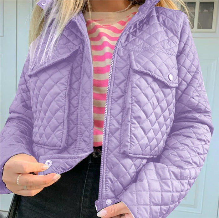 Giacca trapuntata viola chiaro indossata da donna con maglia a righe rosa e bianche, moda autunnale, stile casual chic, dettagli tasche frontali.