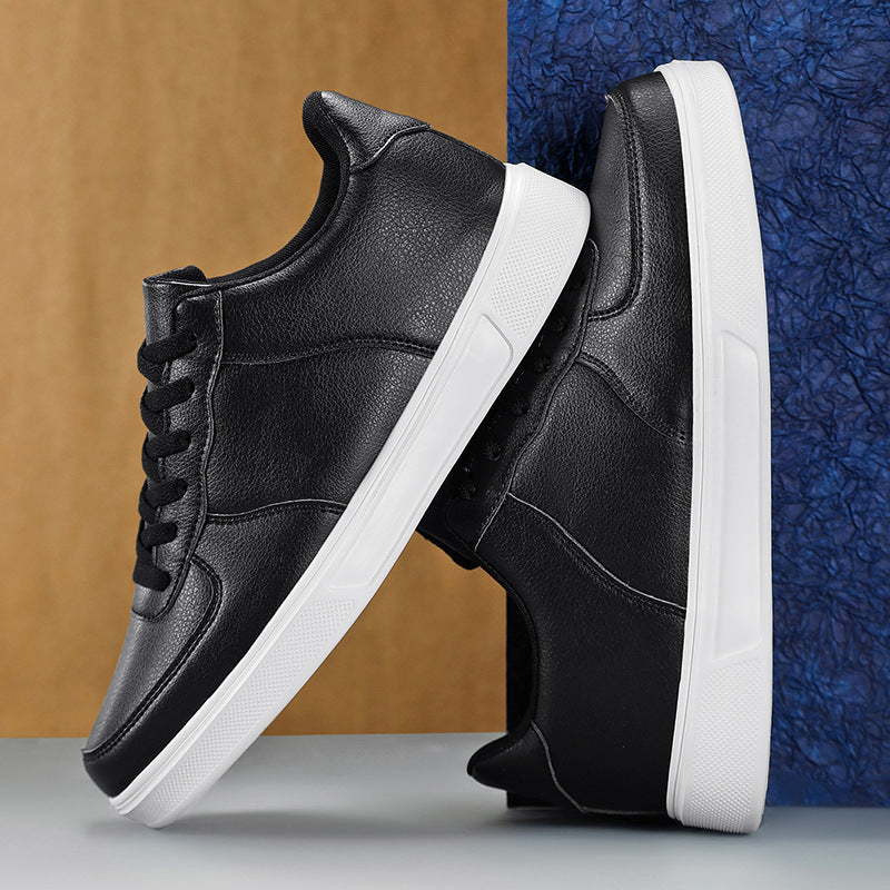 Scarpe da ginnastica nere in pelle con suola bianca, design moderno ed elegante, perfette per look casual e sportivo.