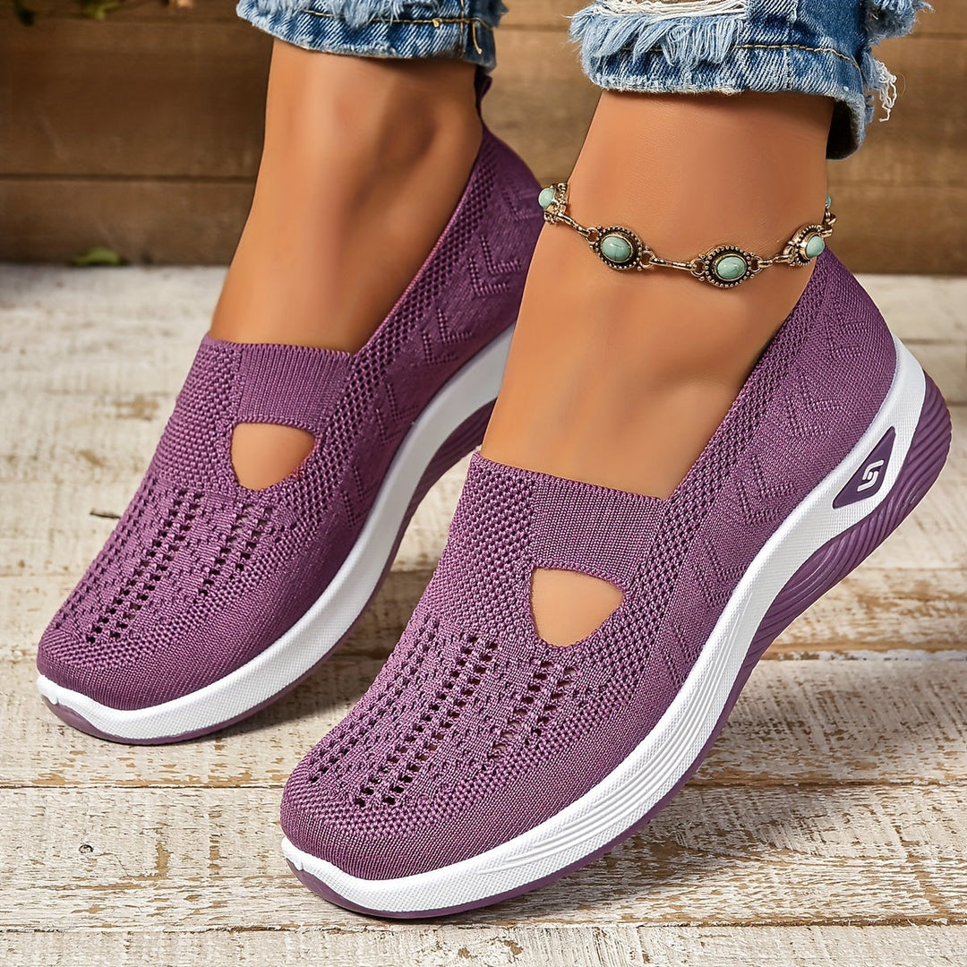 Scarpe da donna viola con zeppa, design traforato, suola bianca, indossate con jeans e cavigliera con perline turchesi. Moda casual estiva.