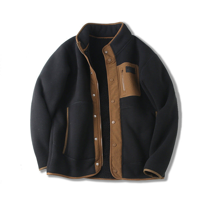 Giacca in pile nero e marrone con tasca frontale, bottoni a pressione e colletto alto. Abbigliamento invernale caldo e casual per uomo.