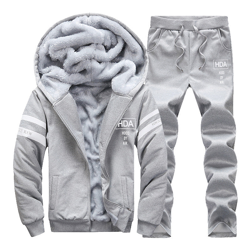 Tuta sportiva grigia invernale con cappuccio foderato in pelliccia sintetica, pantaloni con coulisse, ideale per abbigliamento casual e sportivo.