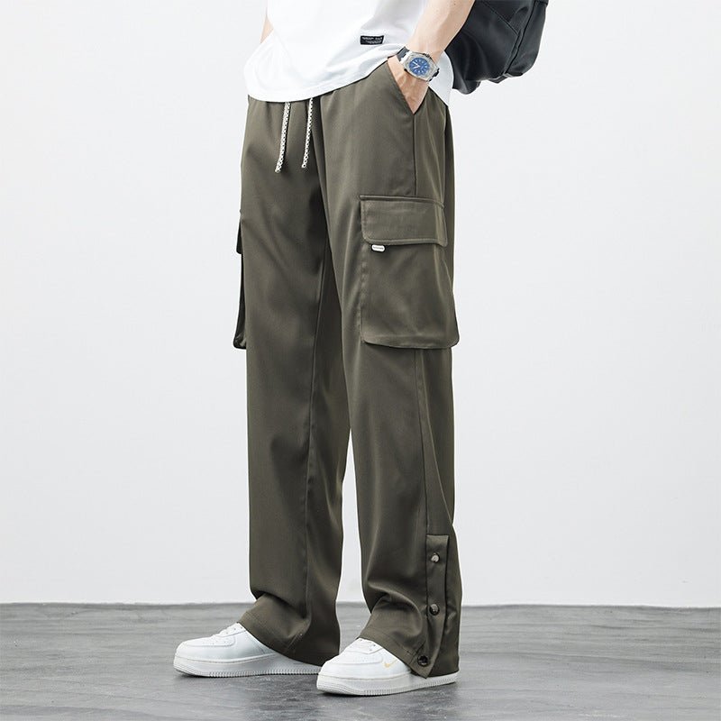 Pantaloni cargo verde oliva da uomo, tasche multiple, stile casual, abbinati a scarpe bianche e maglietta bianca, moda streetwear.